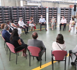 Sus Majestades los Reyes con representantes en el encuentro del sector agrario del archipielago canario