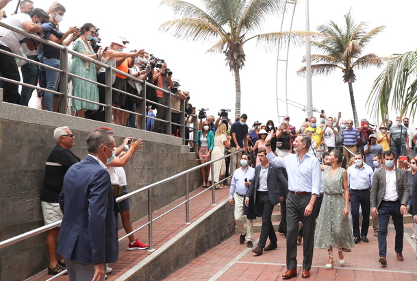 Don Felipe y Doña Letizia reciben el afecto del público asistente durante su recorrido por el Paseo Marítimo de la Playa de las Canteras en Las Palmas