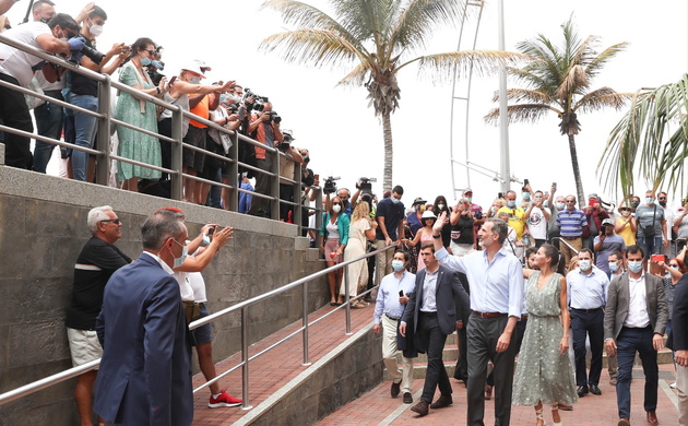 Don Felipe y Doña Letizia reciben el afecto del público asistente durante su recorrido por el Paseo Marítimo de la Playa de las Canteras en Las Palmas