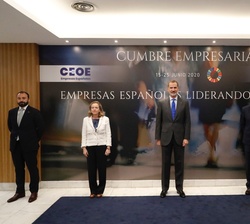 Su Majestad el Rey, en la sede de la CEOE, junto a las autoridades asistentes