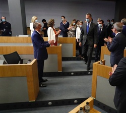 Don Felipe entrando en la Sala "José María Cuevas" de la CEOE