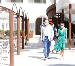 Sus Majestades los Reyes a Su llegada al hotel Iberostar Cristina