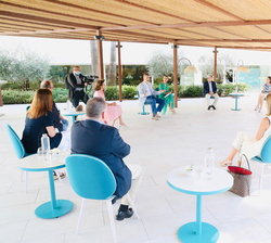 Sus Majestades los Reyes durante la audiencia con representantes de la patronal empresarial de Baleares (CAEB), agentes sociales (UGT y CCOO) y las as