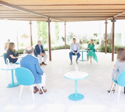 Don Felipe y Doña Letizia conversan con los representantes del Cercle d'Economía de Mallorca durante la audiencia mantenida en el hotel Iberostar 