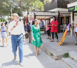 Sus Majeatsdes los Reyes durante su recorrido por el Paseo Marítimo de Palma