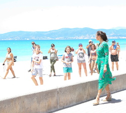 Sus Majestades los Reyes durante su recorrido por la playa de S'Arenal