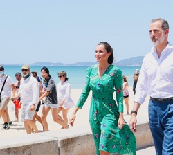Sus Majestades los Reyes durante su recorrido por el paseo marítimo