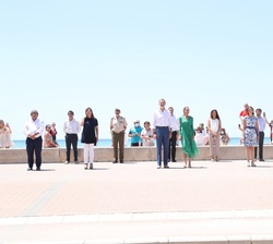 Fotografía de grupo de Sus Majestades los Reyes con la autoridades baleares