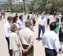 Sus Majestades los Reyes reciben explicaciones durante su recorrido por el paseo marítimo