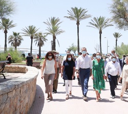 Los Reyes acompañados por las autoridades durante su recorrido por el paseo marítimo