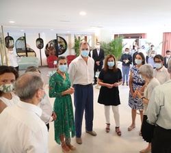 Don Felipe y Doña Letizia reciben explicaciones en el hotel RIU Concordia sobre el plan de activación del turismo