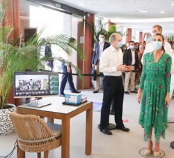 Doña Letizia en el lugar donde la cámara termica, instalada en la entreda del hotel RIU Concordia, toma la temperatura de los turistas