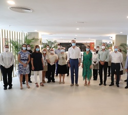 Sus Majestades los Reyes con una representación de los trabajadores del hotel Riu Concordia