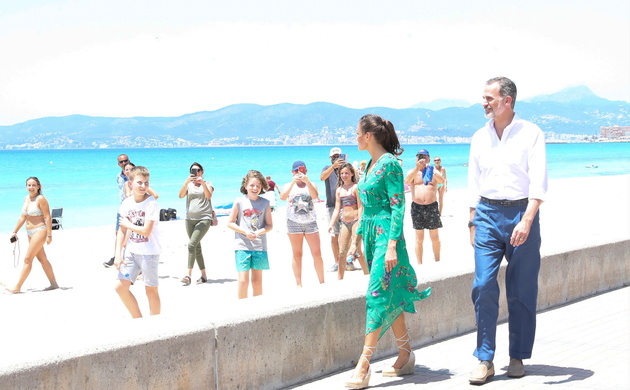 Sus Majestades los Reyes durante su recorrido por la playa de S'Arenal