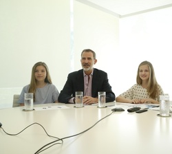 Sus Majestades los Reyes junto a Sus Altezas Reales la Princesa de Asturias y de Girona y la Infanta Doña Sofía durante la videoconferencia con la FPd