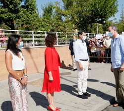 Sus Majestades los Reyes a su llegada al barrio de las Tres Mil Viviendas de Sevilla son recibidos por las autoridades regionales y nacionales
