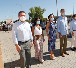Don Felipe y Doña Letizia junto al presidente de la Junta de Andalucía, Juan Manuel Moreno; la ministra de Hacienda y Portavoz del Gobierno, Mª Jesús 