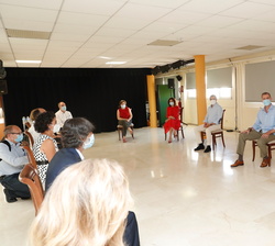 Sus Majestades los Reyes durante la reunión mantenida en el Salón de Actos del Centro Cívico "El Esqueleto"