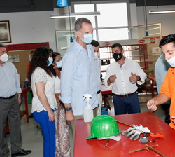 Don Felipe durante el recorrido por el centro visita el taller de electricidad