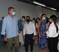 Don Felipe y Doña Letizia durante el recorrido por el centro visitan el taller de hostelería