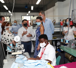 Don Felipe y Doña Letizia durante su visita al centro recorren el taller de costura