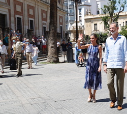Sus Majestades los Reyes a su llegada a las inmediaciones de la Catedral de Sevilla
