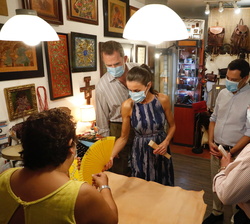 Don Felipe y Doña Letizia observan los trabajos de artesanía 