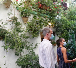 Sus Majestades los Reyes acceden al Patio de la Costurera