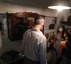 Don Felipe y Doña Letizia visitan la colección etnográfica de las cocinas del patio