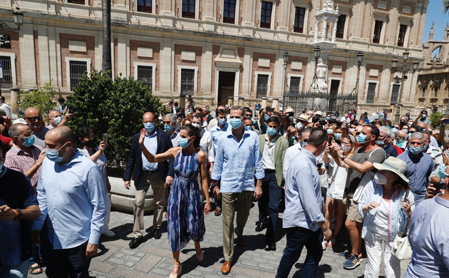 Don Felipe y Doña Letizia durante su visita al centro de Sevilla