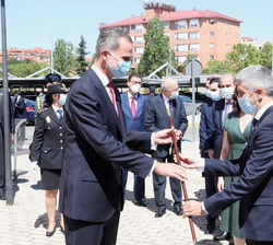 Su Majestad el Rey recibe el bastón de mando del Cuerpo Nacional de la Policía de mano del ministro del Interior, Fernando Grande-Marlaska