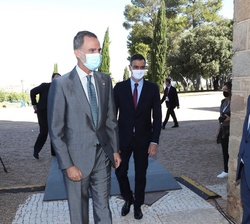 Su Majestad el Rey es recibido por el presidente de la Junta de Extremadura, Guillermo Fernández Vara, a su llegada a La Alcazaba