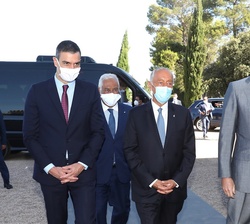 Su Majestad el Rey, acompañado por el presidente de la República Portuguesa, Marcelo Rebelo de Sousa, el presidente del Gobierno, Pedro Sánchez, y el 