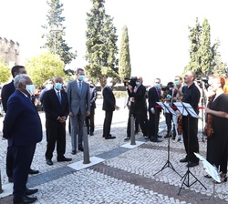 Don Felipe, el presidente de la República Portuguesa, el presidente del Gobierno, y el primer ministro de la República Portuguesa, conversan con el cu