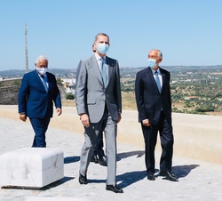 Su Majestad el Rey, acompañado por el presidente de la República Portuguesa, Marcelo Rebelo de Sousa, el presidente del Gobierno, Pedro Sánchez, y el 