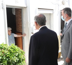 Su Majestad el Rey, acompañado del presidente de la República Portuguesa, el presidente del Gobierno, y el primer ministro de la República Portuguesa,