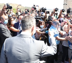 Don Felipe recibe el cariño de los vecinos de la localidad de Elvas