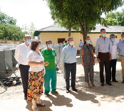 Don Felipe y Doña Letizia junto a los responsables del Centro Ocupacional y Granja Escuela “El Terminillo”