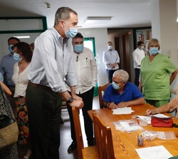 Don Felipe conversa con los usuarios