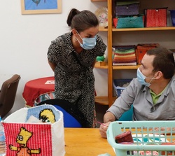Doña Letizia conversa con los usuarios