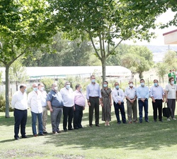 Sus Majestades los Reyes junto a los responsables del Centro Ocupacional y Granja Escuela “El Terminillo”
