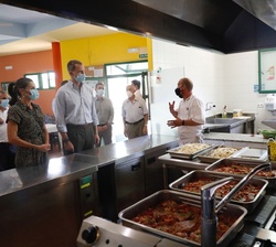 Los Reyes en las instalaciones de cocina y comedor del Centro