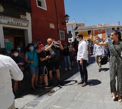 Don Felipe y Doña Letizia durante su recorrido por las calles de Cuenca