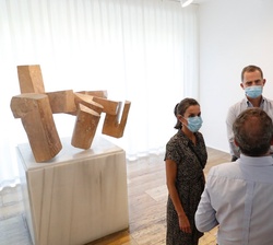 Don Felipe y Doña Letizia durante su visita al Museo de Arte Abstracto Español