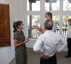 Los Reyes durante su visita al Museo de Arte Abstracto Español