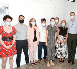 Don Felipe y Doña Letizia con los trabajadores del Museo de Arte Abstracto Español