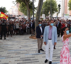 Don Felipe y Doña Letizia reciben el cariño de las personas a su llegada a Benidorm