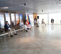 Sus Majestades los Reyes durante su reunión con representantes del sector empresarial y sindical de la Comunidad Valenciana