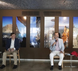 Sus Majestades los Rey durante la reunión con representantes del sector empresarial y sindical de la Comunidad Valenciana