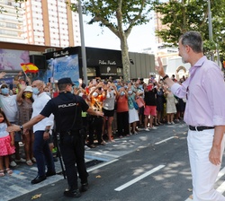 Don Felipe y Doña Letizia reciben el cariño de las personas durante su recorrido por el paseo marítimo de la Playa de Levante